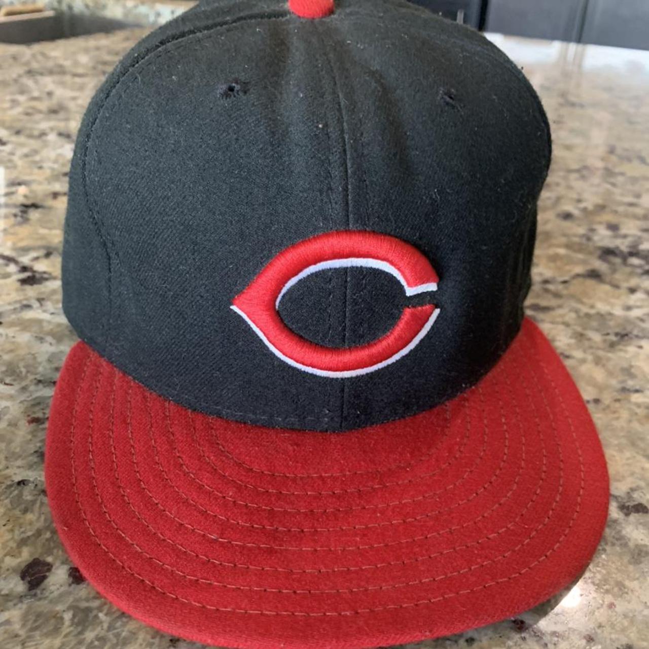Size 7 1/2 fitted hat. MLB team Cincinnati Reds.