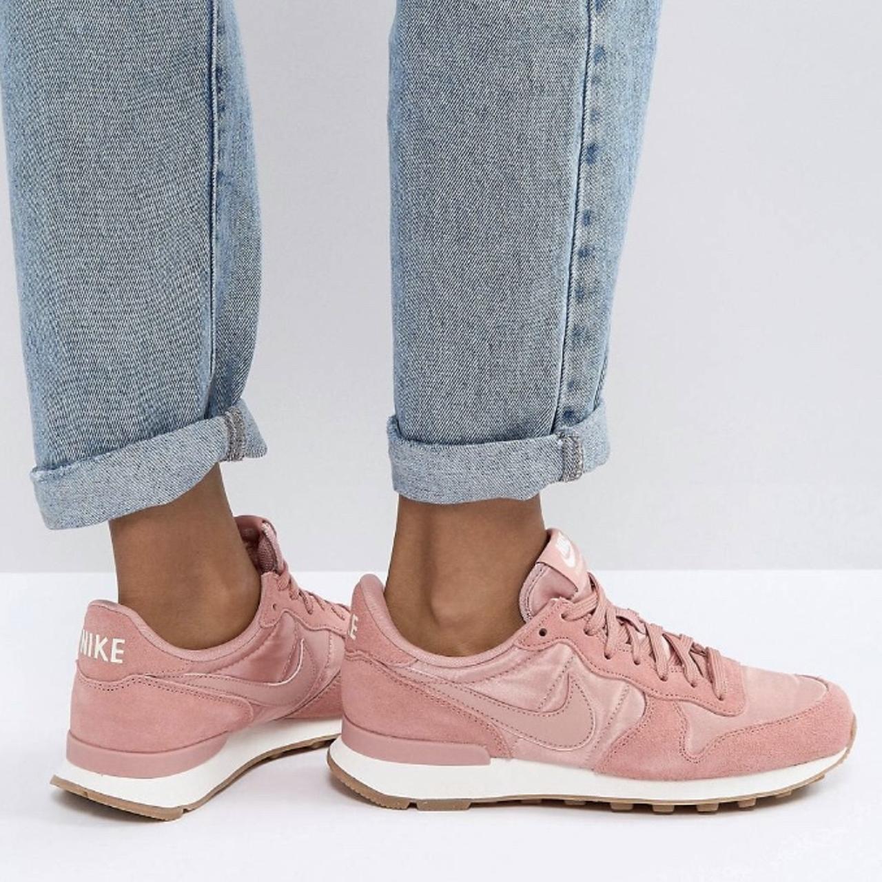 nike internationalist dusty pink