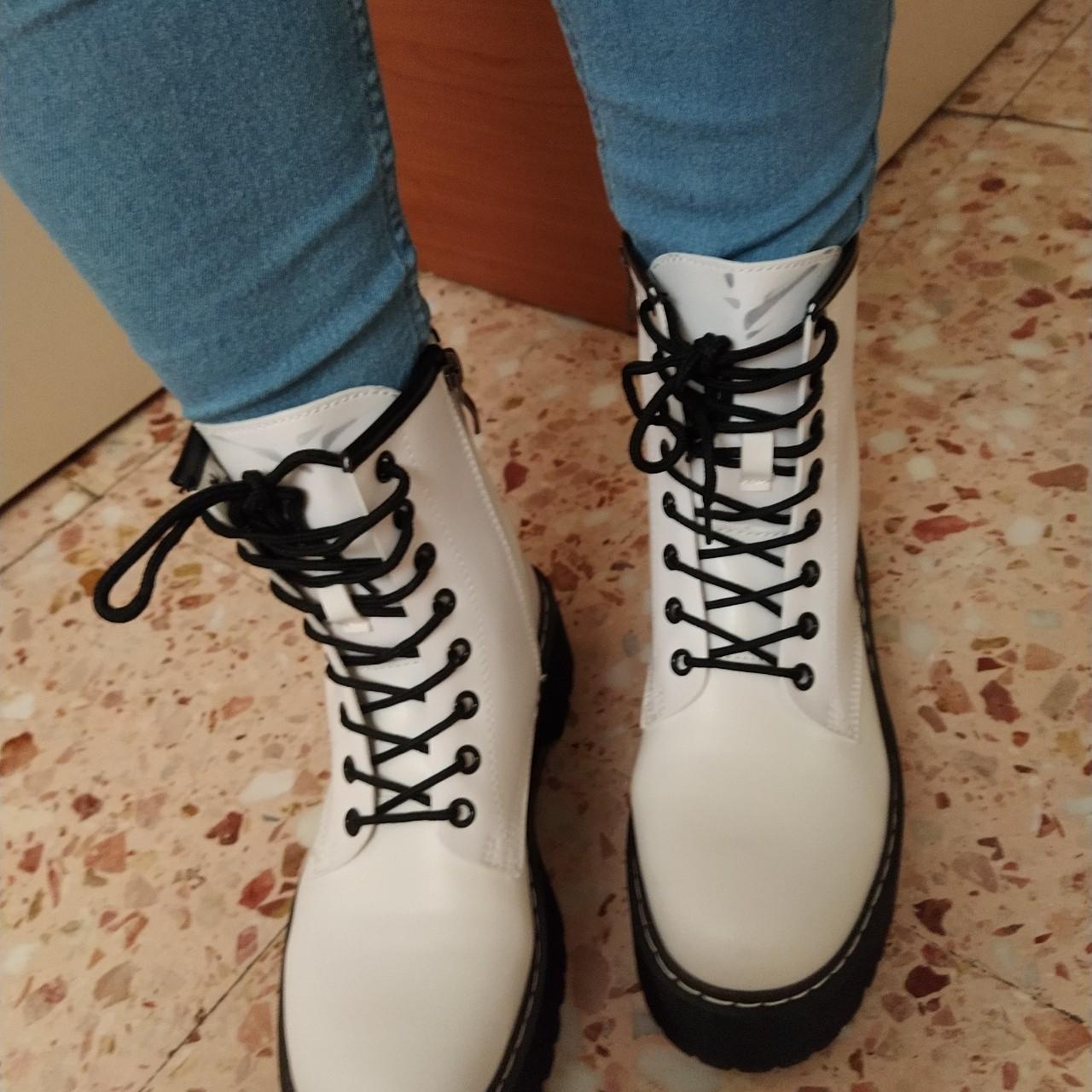 Anfibi bianchi con platform. Sono praticamente. Depop