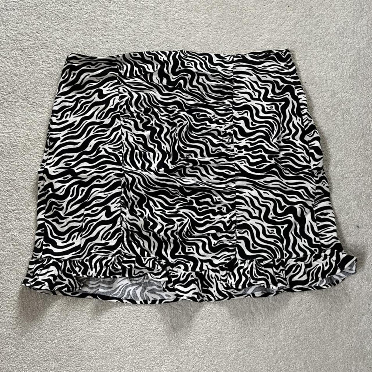 Pull&Bear Women's Black and White Skirt | Depop