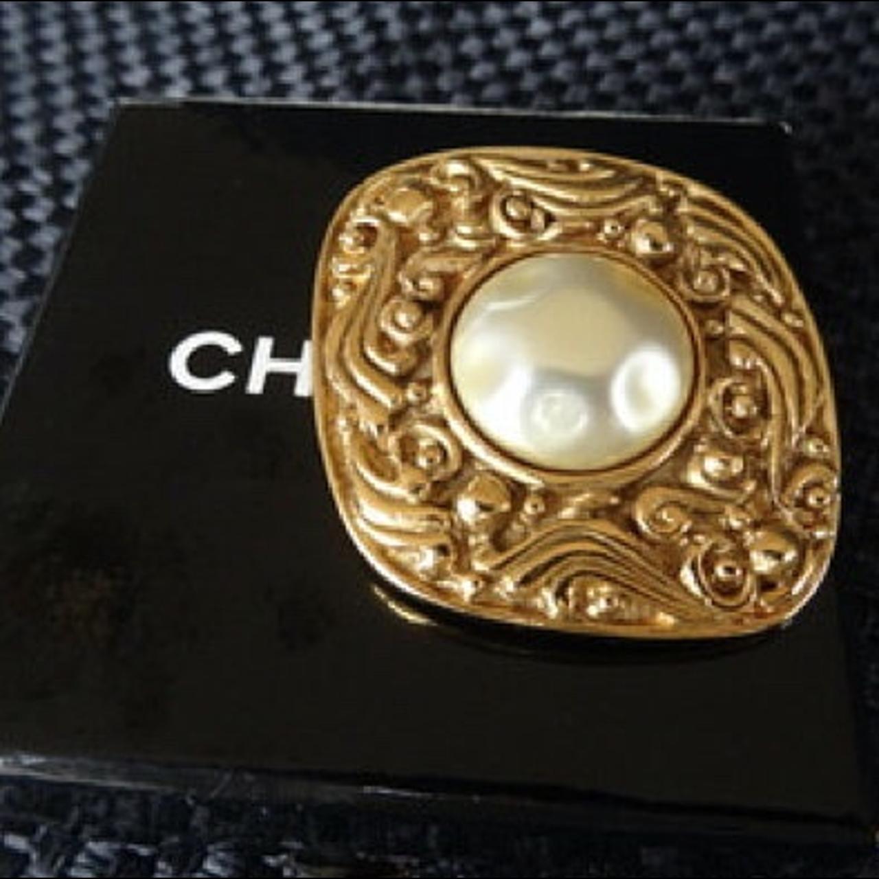 Vintage Chanel Brooch in gold with pearl in the
