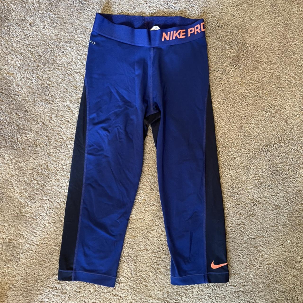 Nike Women's Navy and Blue Leggings | Depop