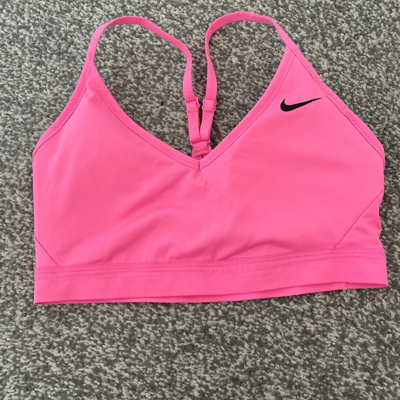 The brassiere pink Nike worn by Sissy Mua on his account Instagram