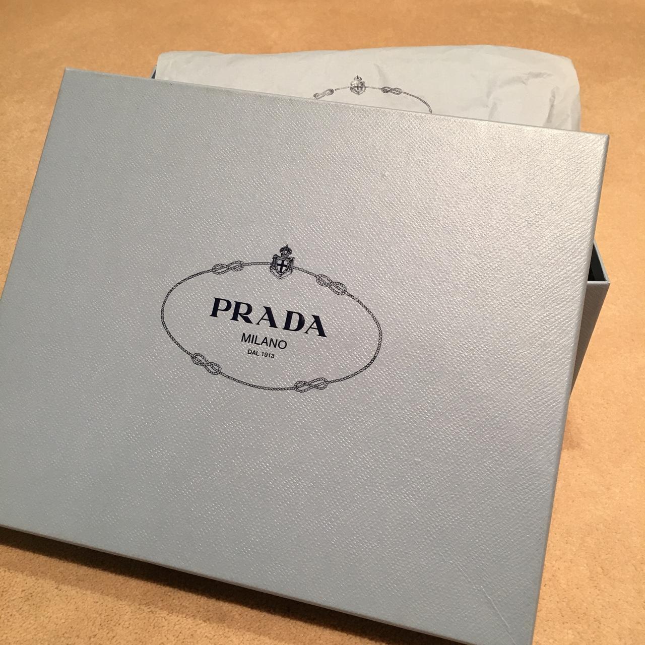 Prada: 2 scatole vuote per scarpe di cartone di colore blu scuro.