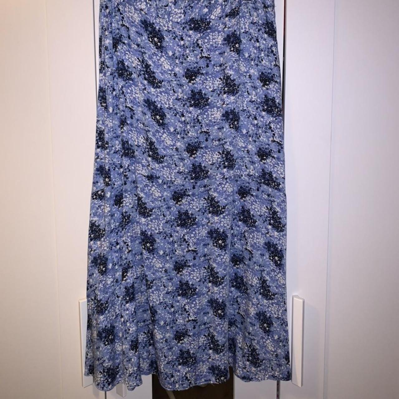 -Blue patterned midi skirt -Size Small but fits... - Depop