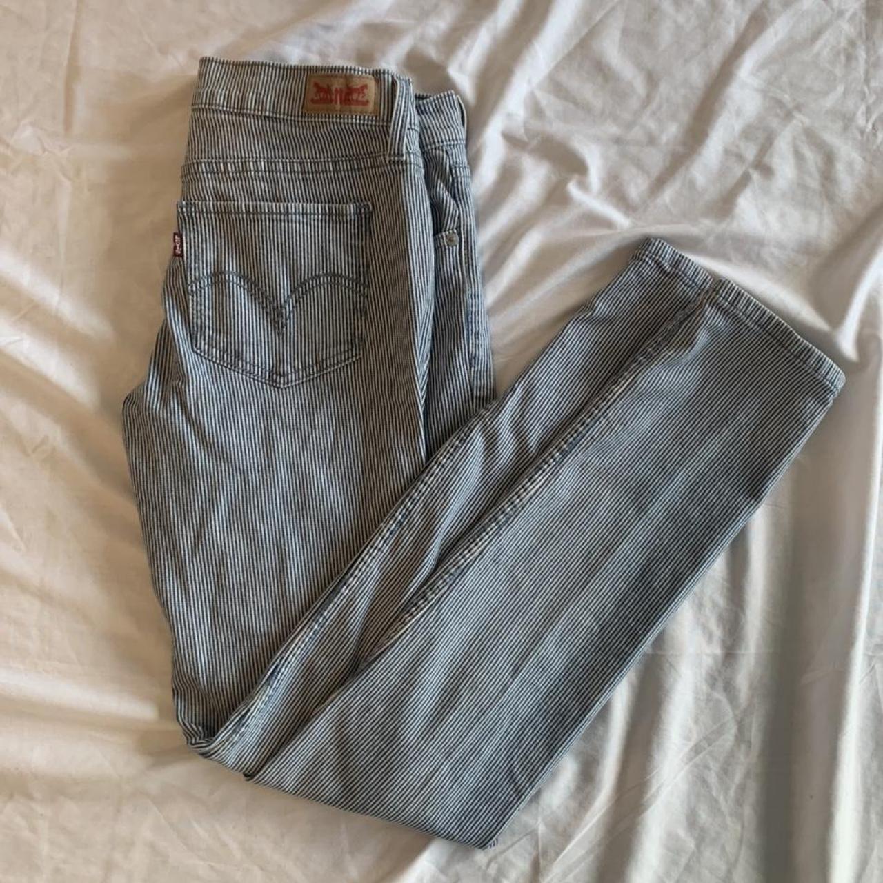 Levi's Women's White and Blue Jeans | Depop