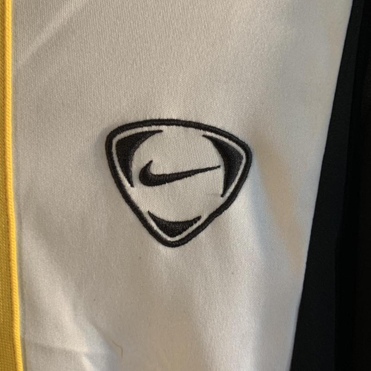 Nike Men's Black and Yellow T-shirt (2)