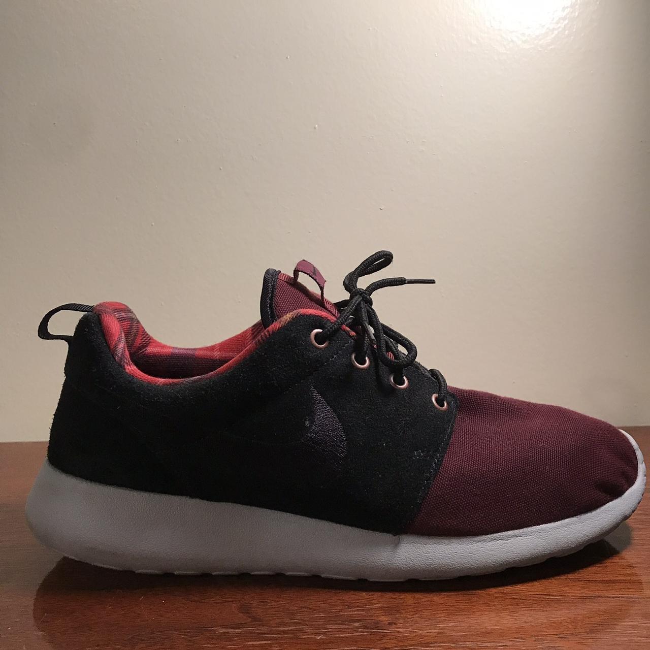 Nike roshe store maroon and black