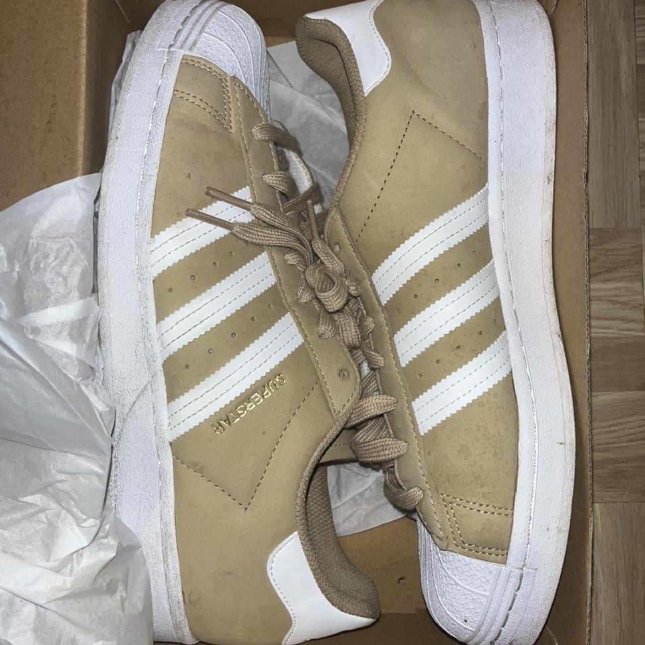 Beige hot sale adidas superstars