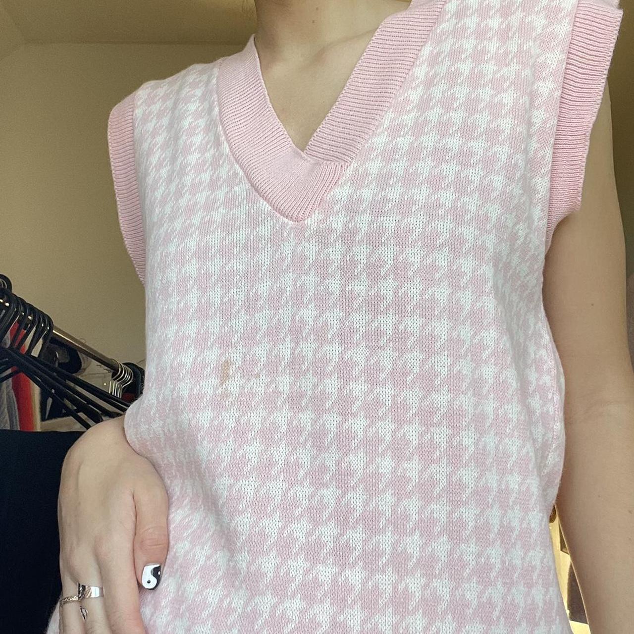 Super cute pink dogtooth sweater vest !! 🍒 Size S/M... Depop