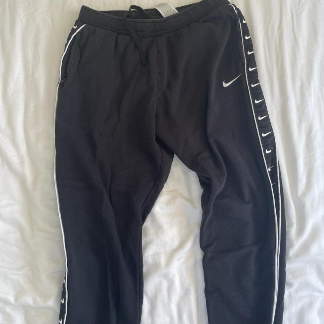 nike joggers with pockets on the side