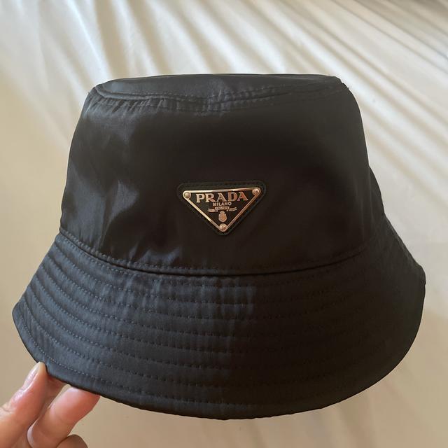 Prada bucket hat discount fake vs real