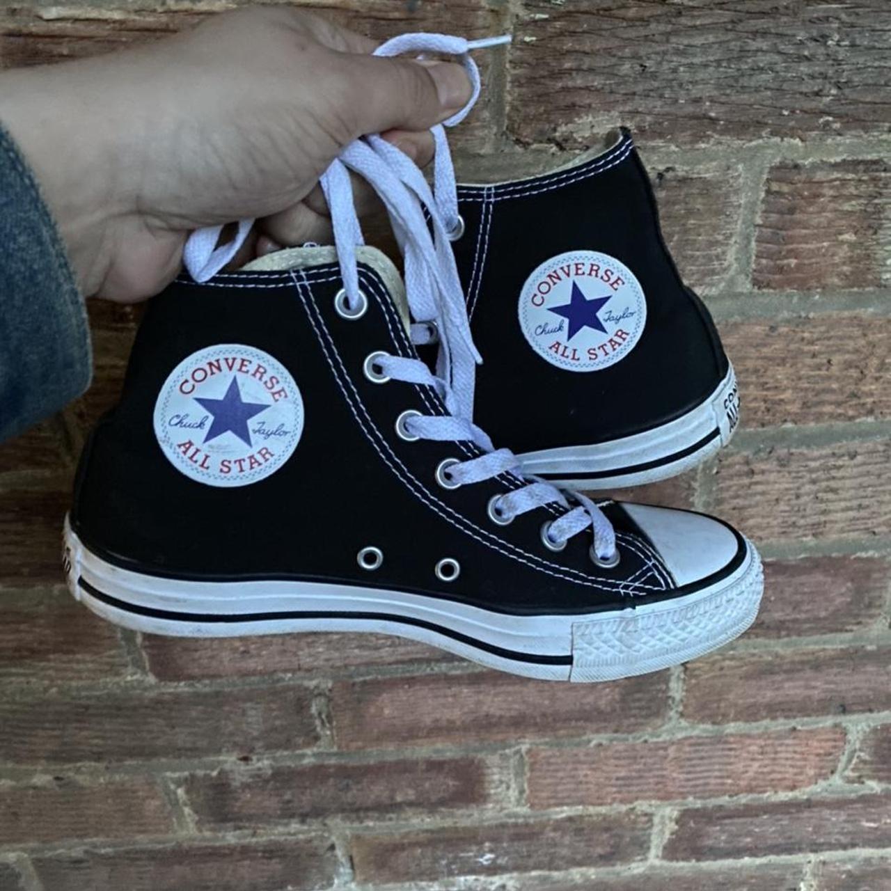 juodi converse