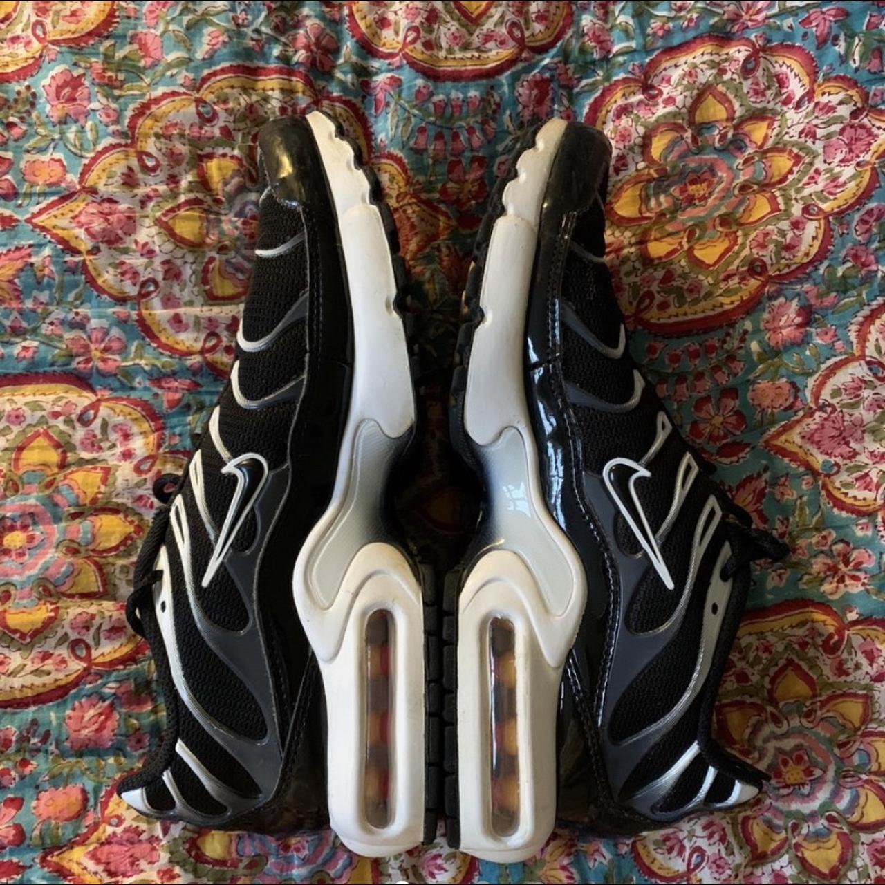 womens black and white tns