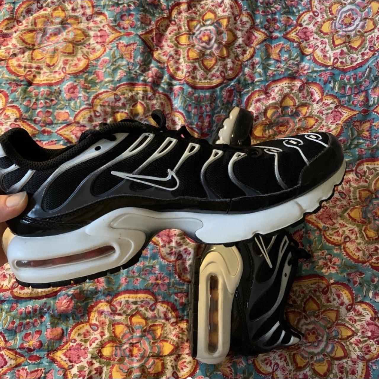 womens black and white tns