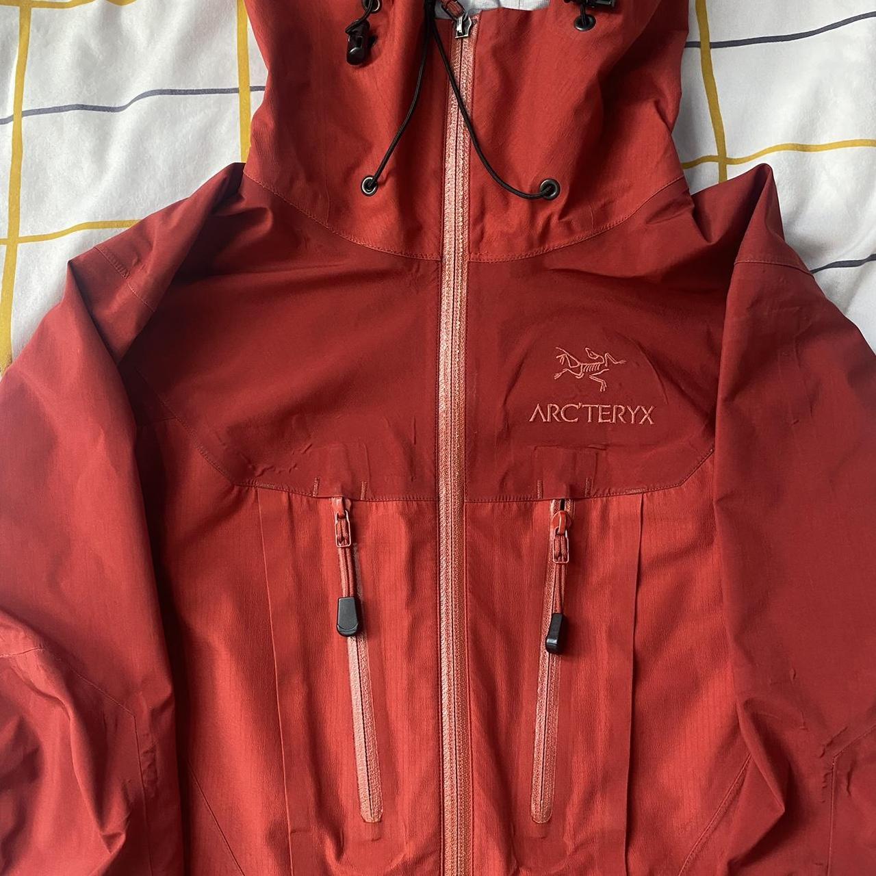 Arc’teryx Alpha SV in two tone red , Size women’s S
