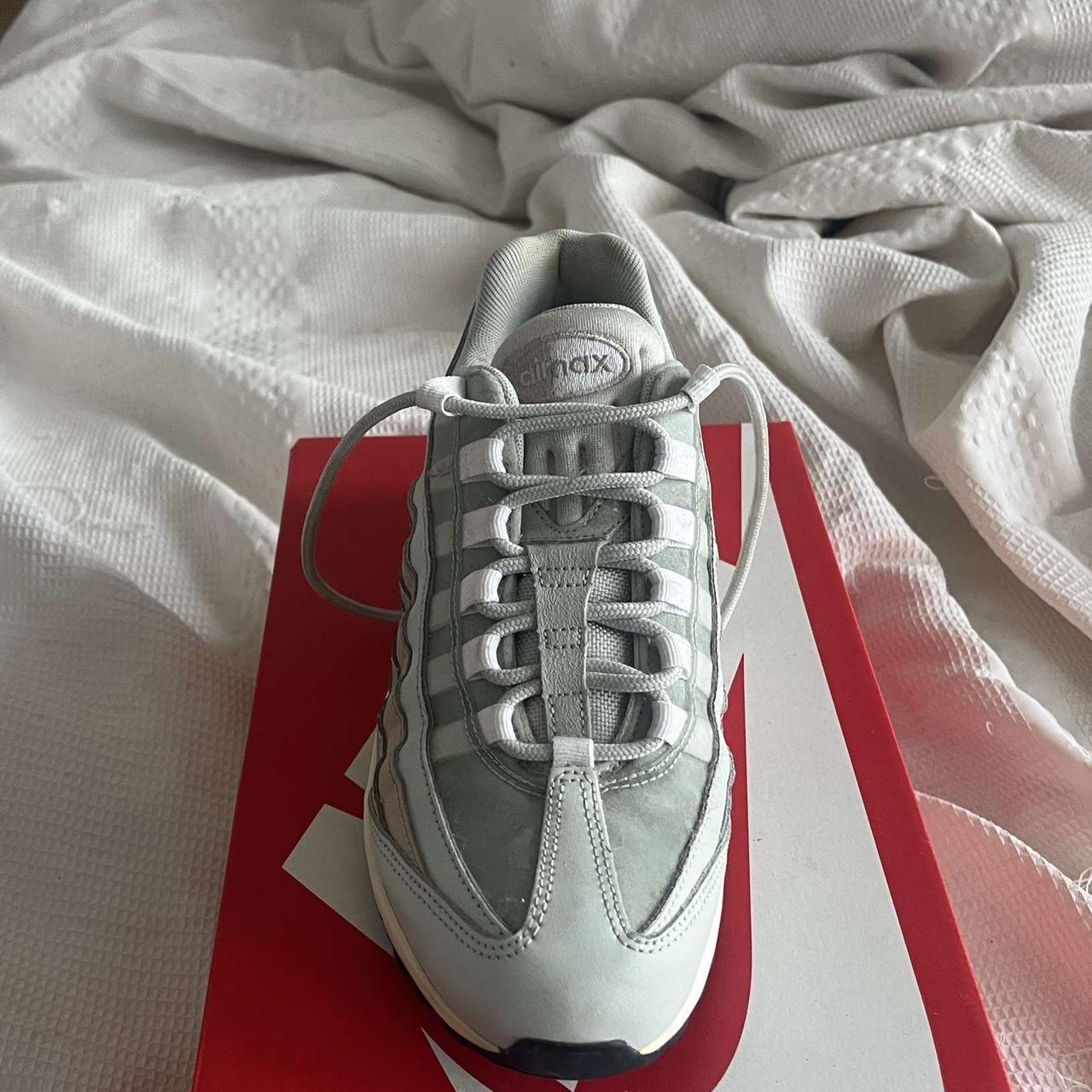 air max 95 moon particle