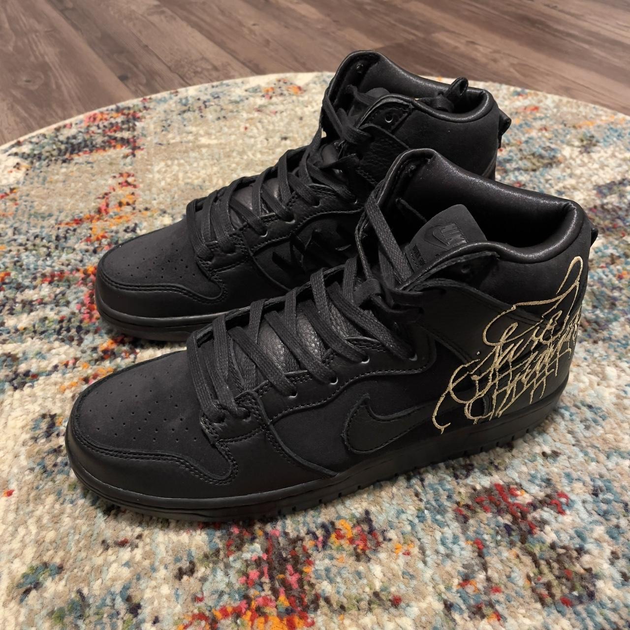 Nike Men's Black and Gold Trainers | Depop