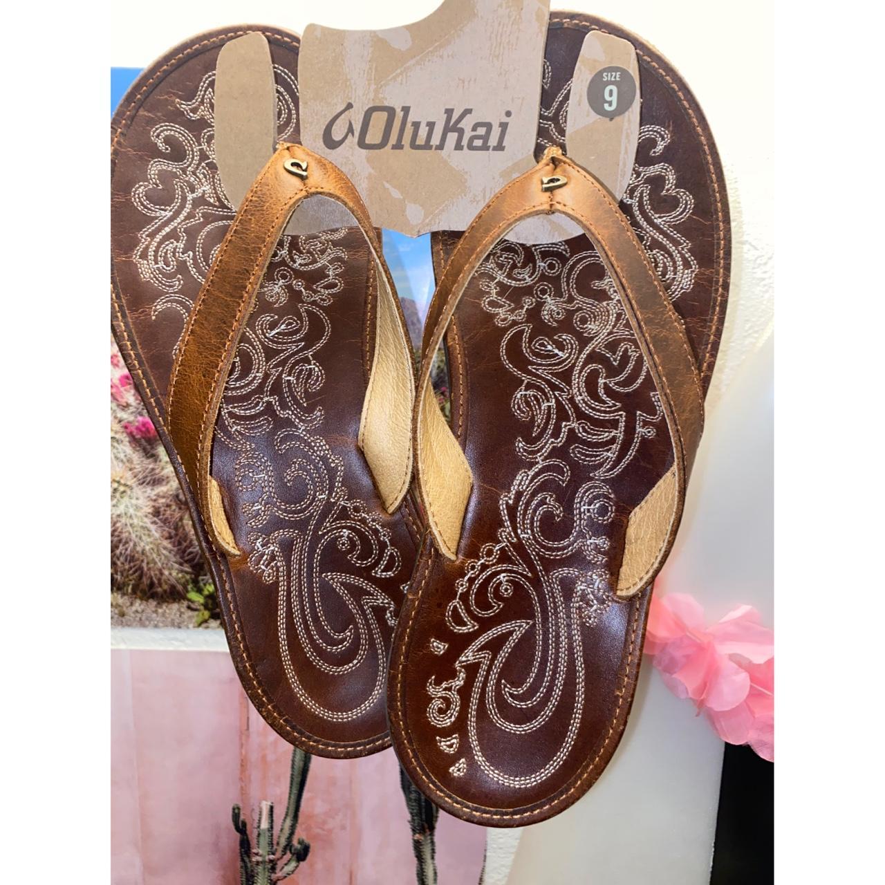 Olukai Womens Flip Flops Sandals Gold Metalic Leather Size 9