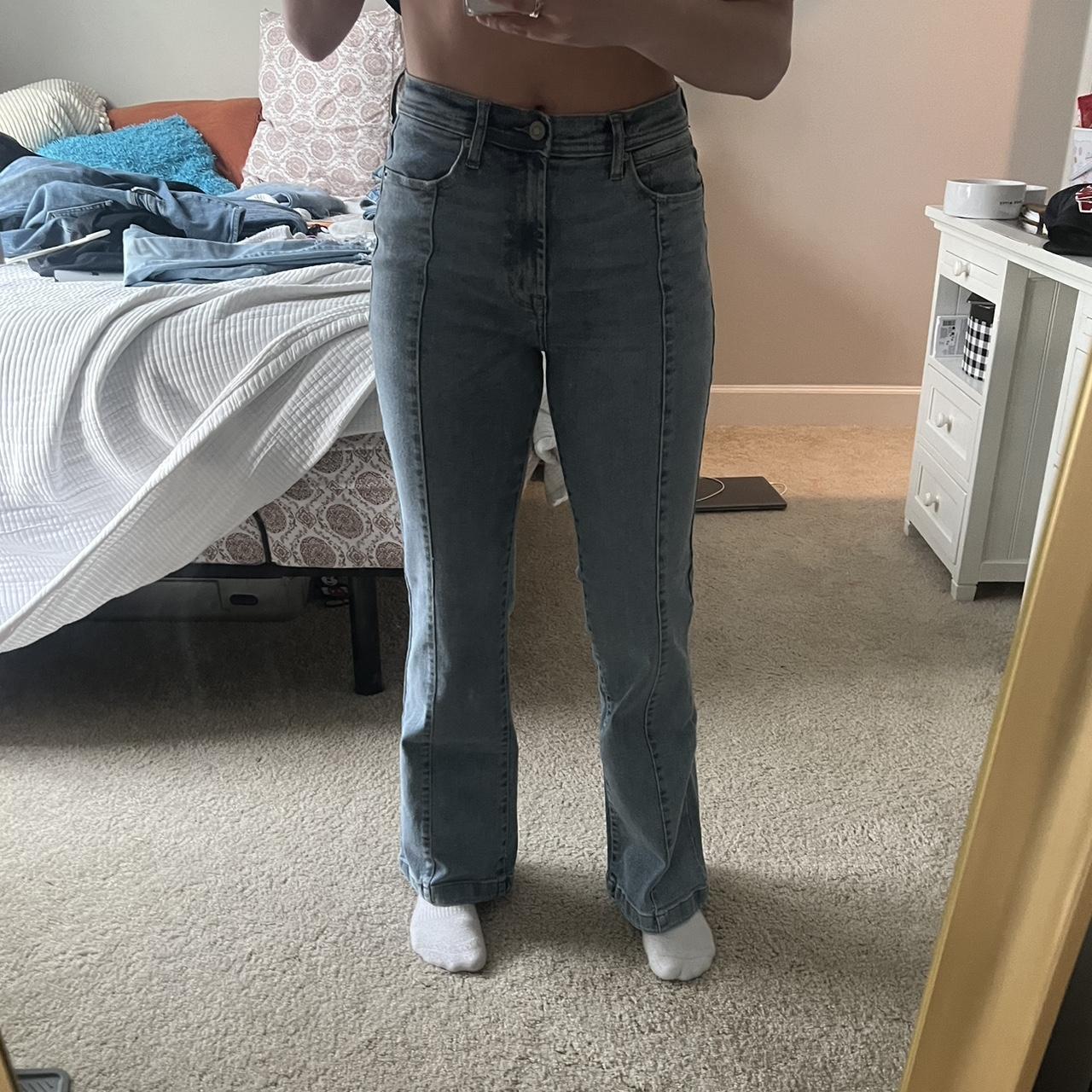 High rise cute flare jeans. Fits size 4!! - Depop