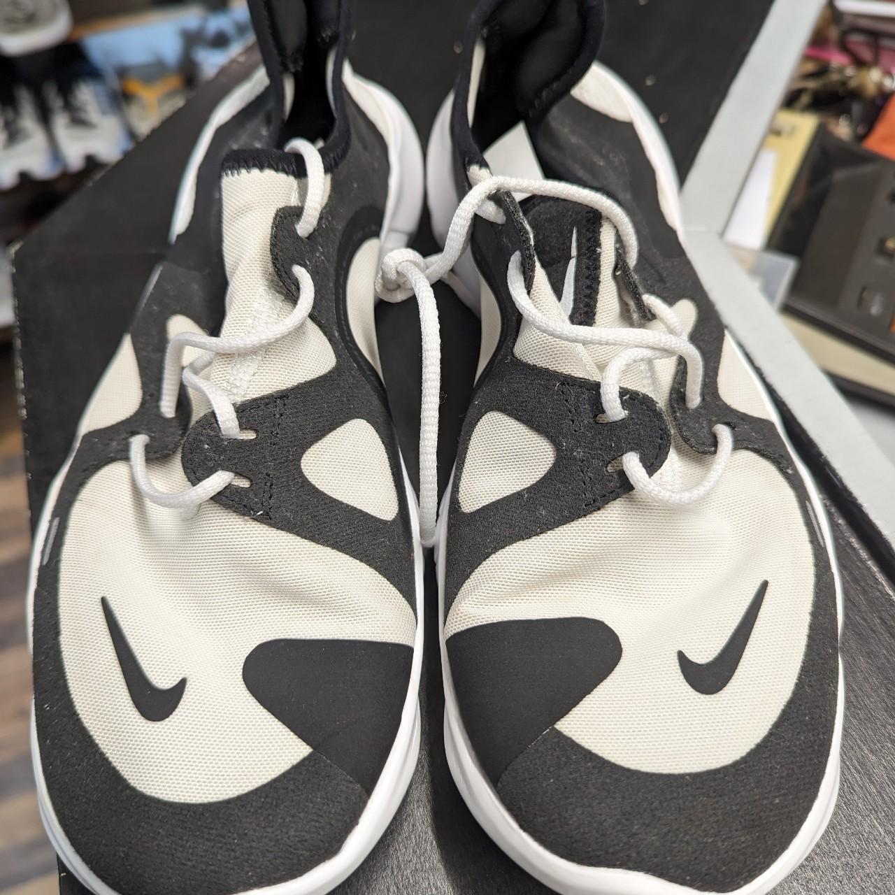 nike free black and white