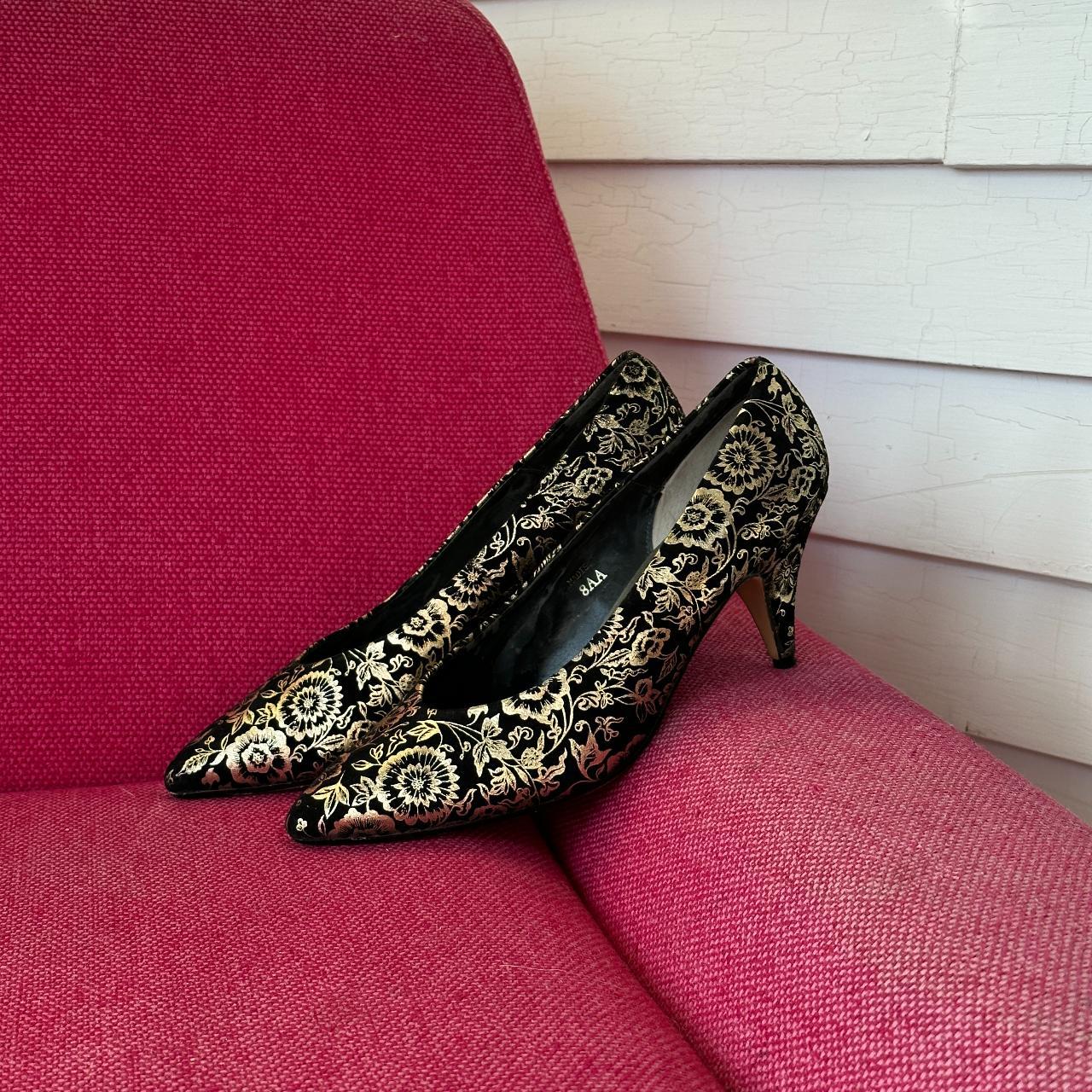 Black lace 2024 kitten heels