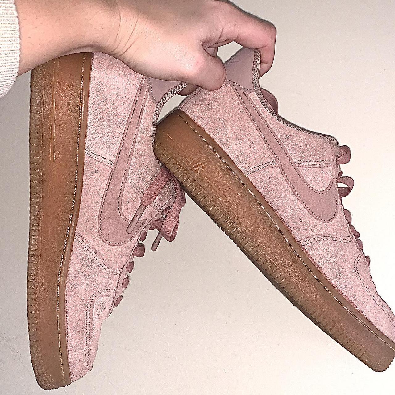 Nike air force store pink suede womens