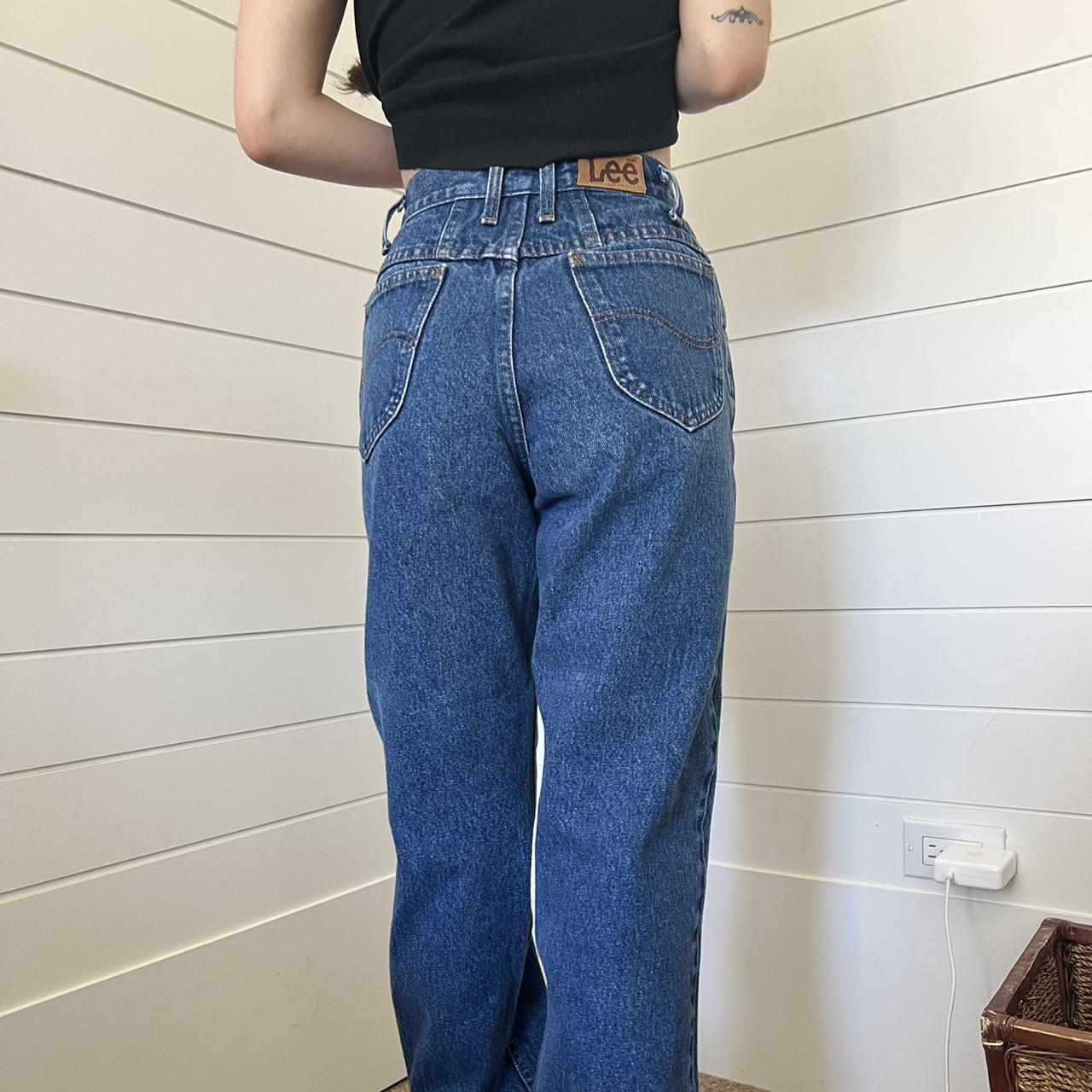 high waisted lee jeans fit is for someone around 5ft - Depop