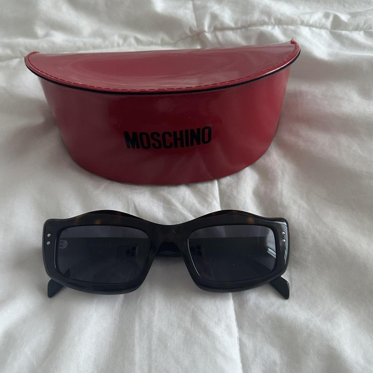 Moschino sunglasses Such a unique wavy frame **... - Depop