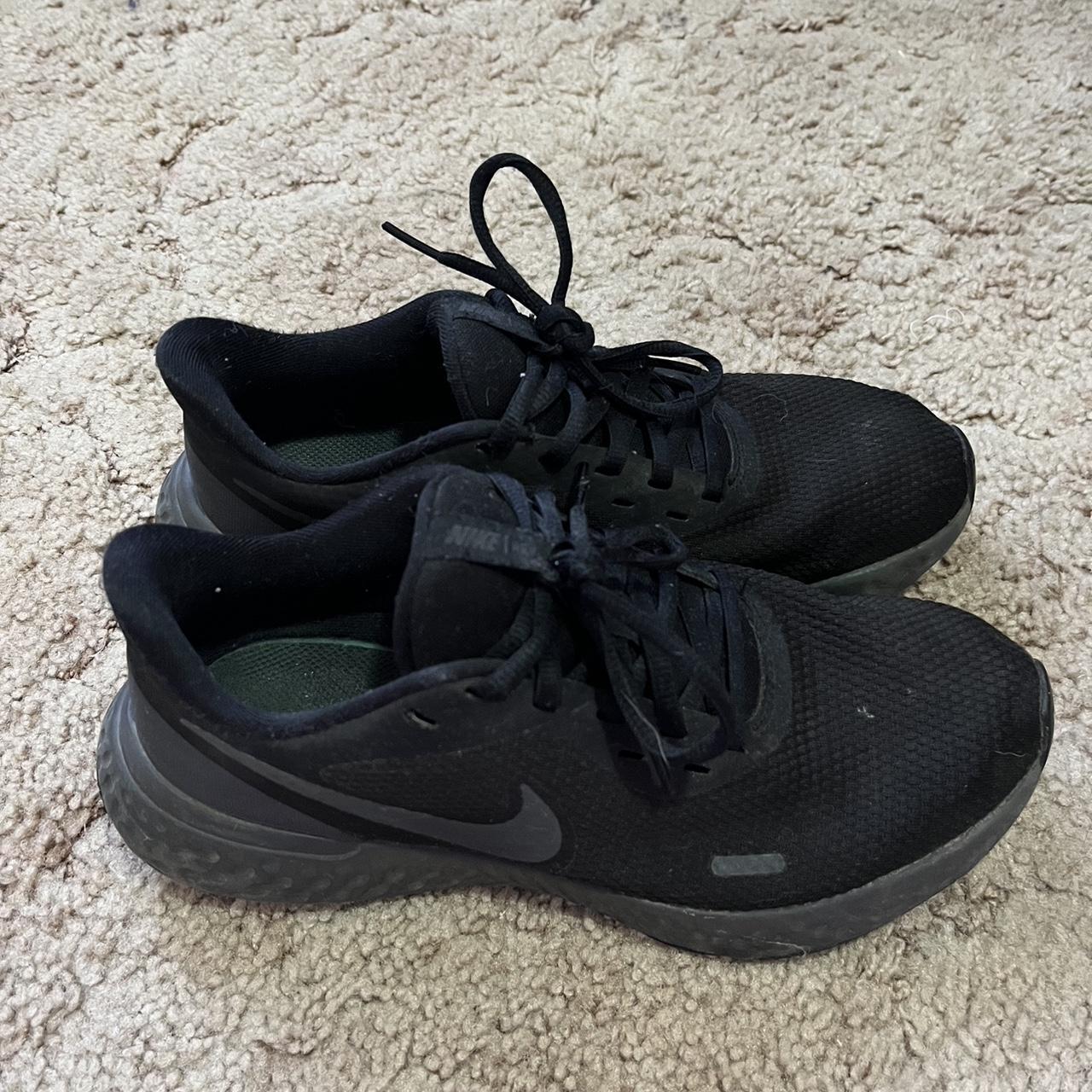 size 3 black nike trainers