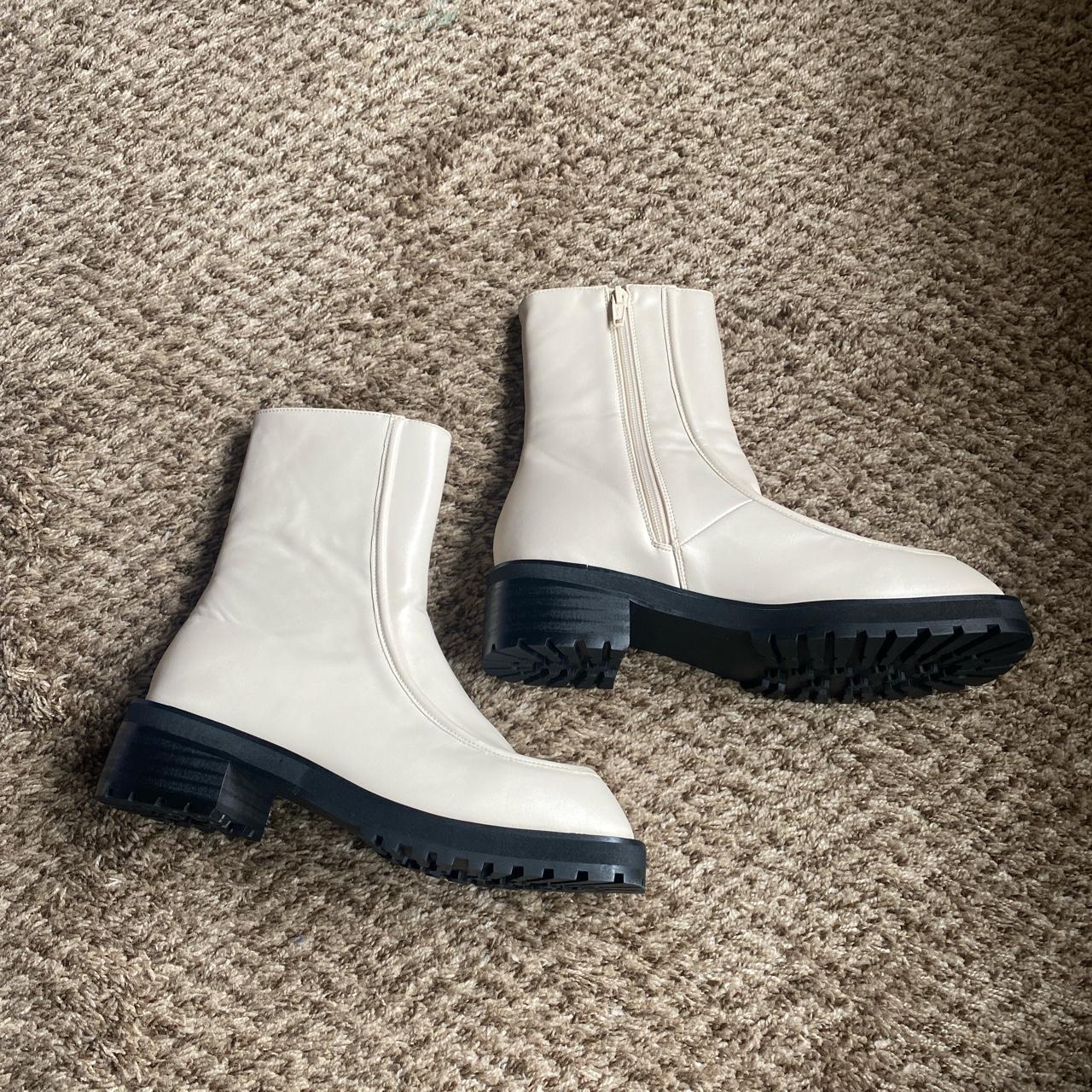 Chic Women's Cream and Black Boots (3)