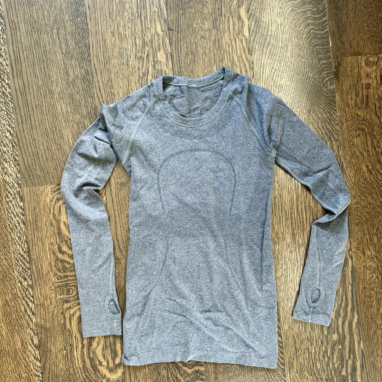 Lululemon Women's Grey T-shirt (2)