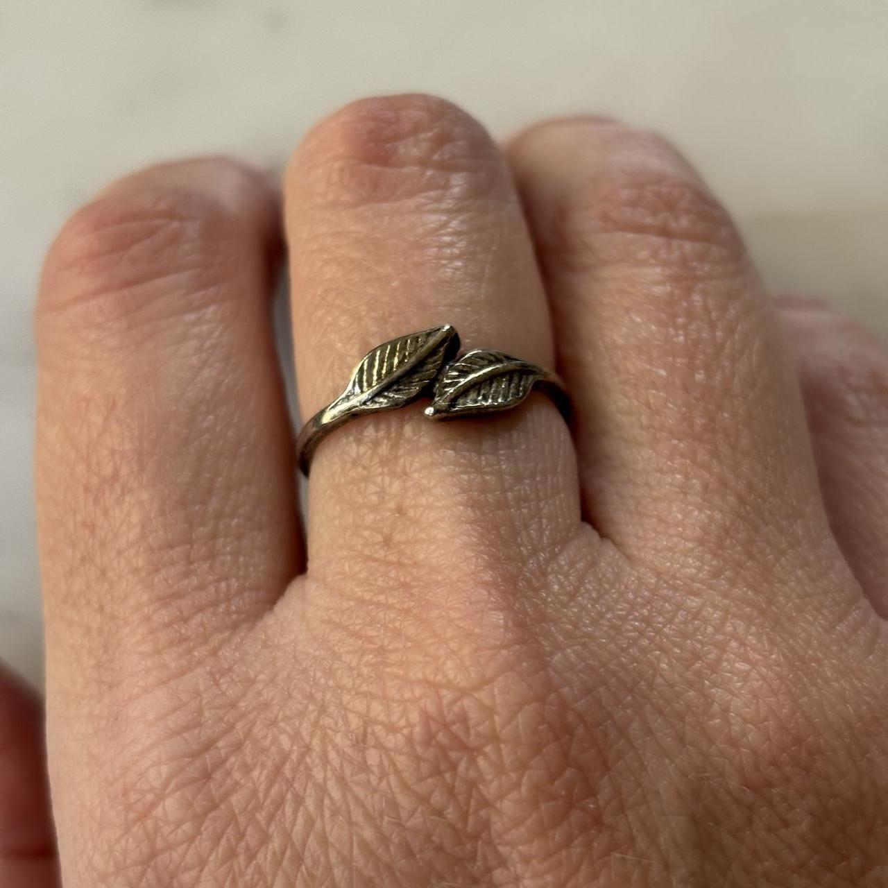 Women's Ring - Silver – Leaf silvertone ring. ~ s… - image 1