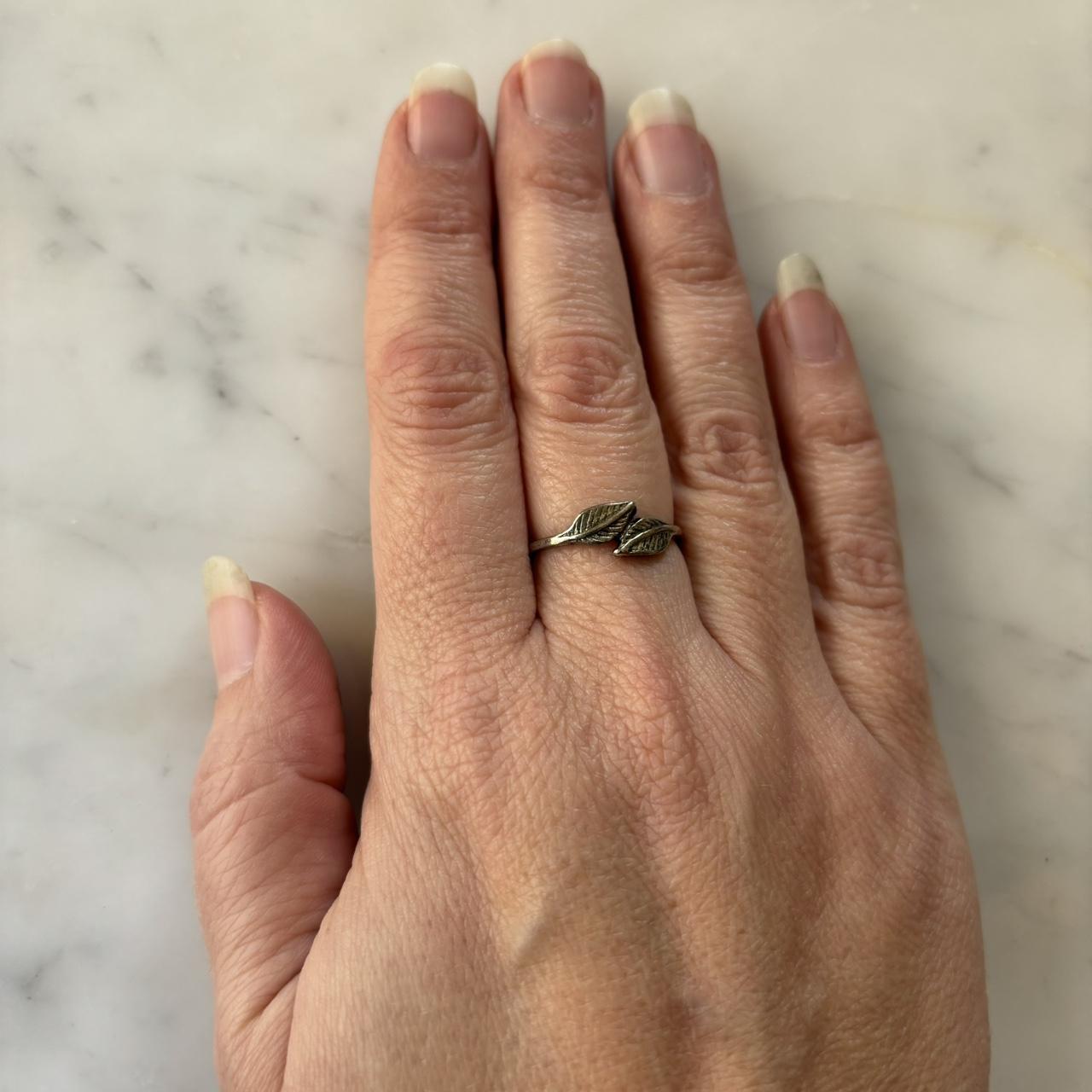 Women's Ring - Silver – Leaf silvertone ring. ~ s… - image 4