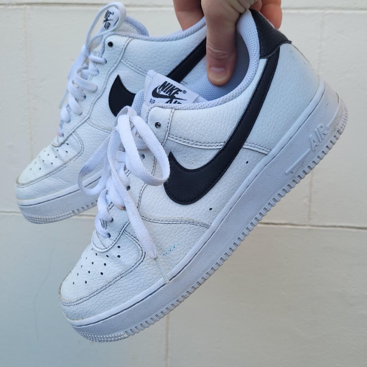 Nike Men's White and Black Trainers | Depop