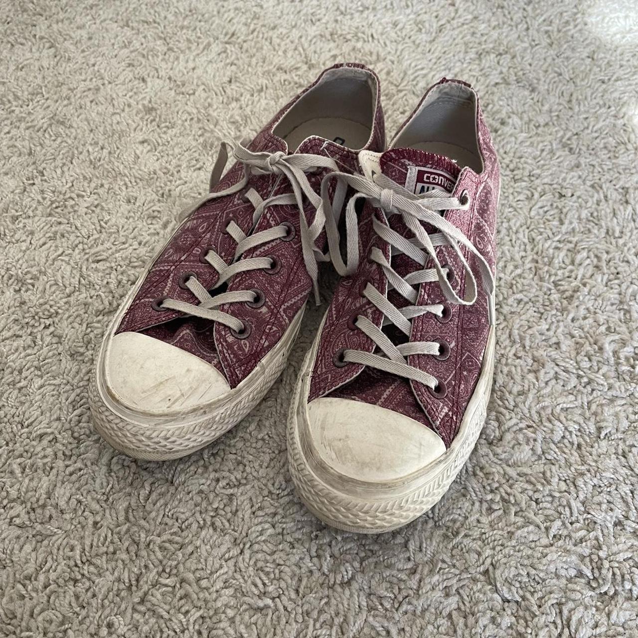 Burgundy hot sale velvet converse