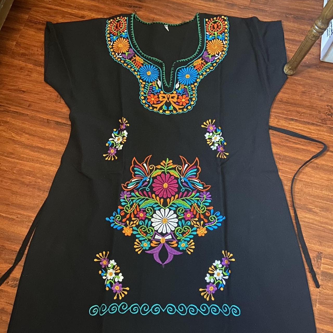 Mexican Oaxacan embroidered dress. Size M but can. Depop