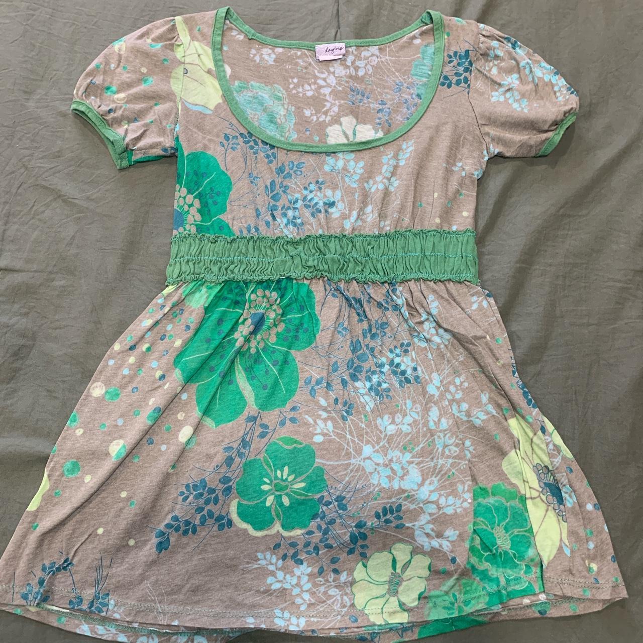 Super cute early 2000s baby doll style green floral... - Depop