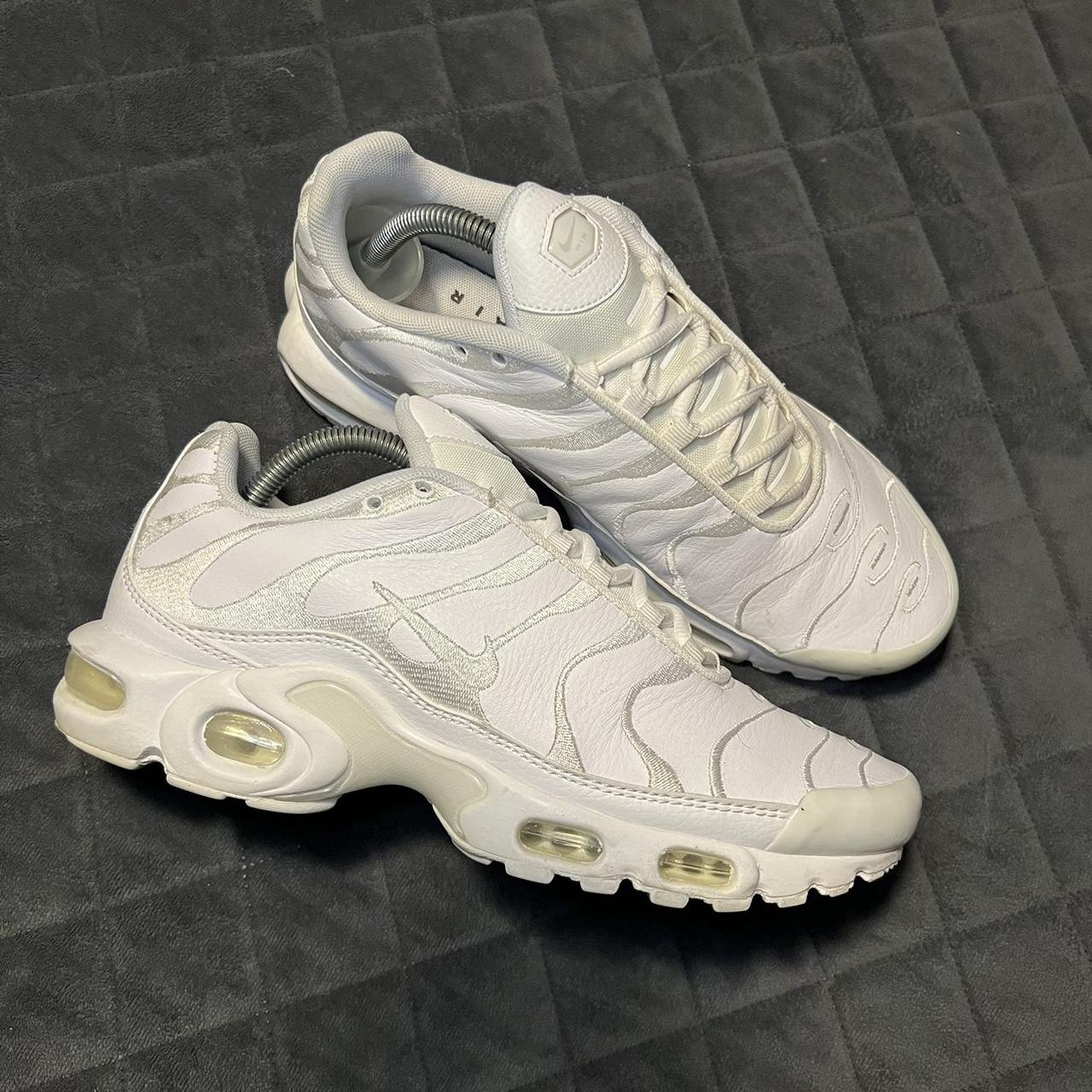 triple white nike airmax