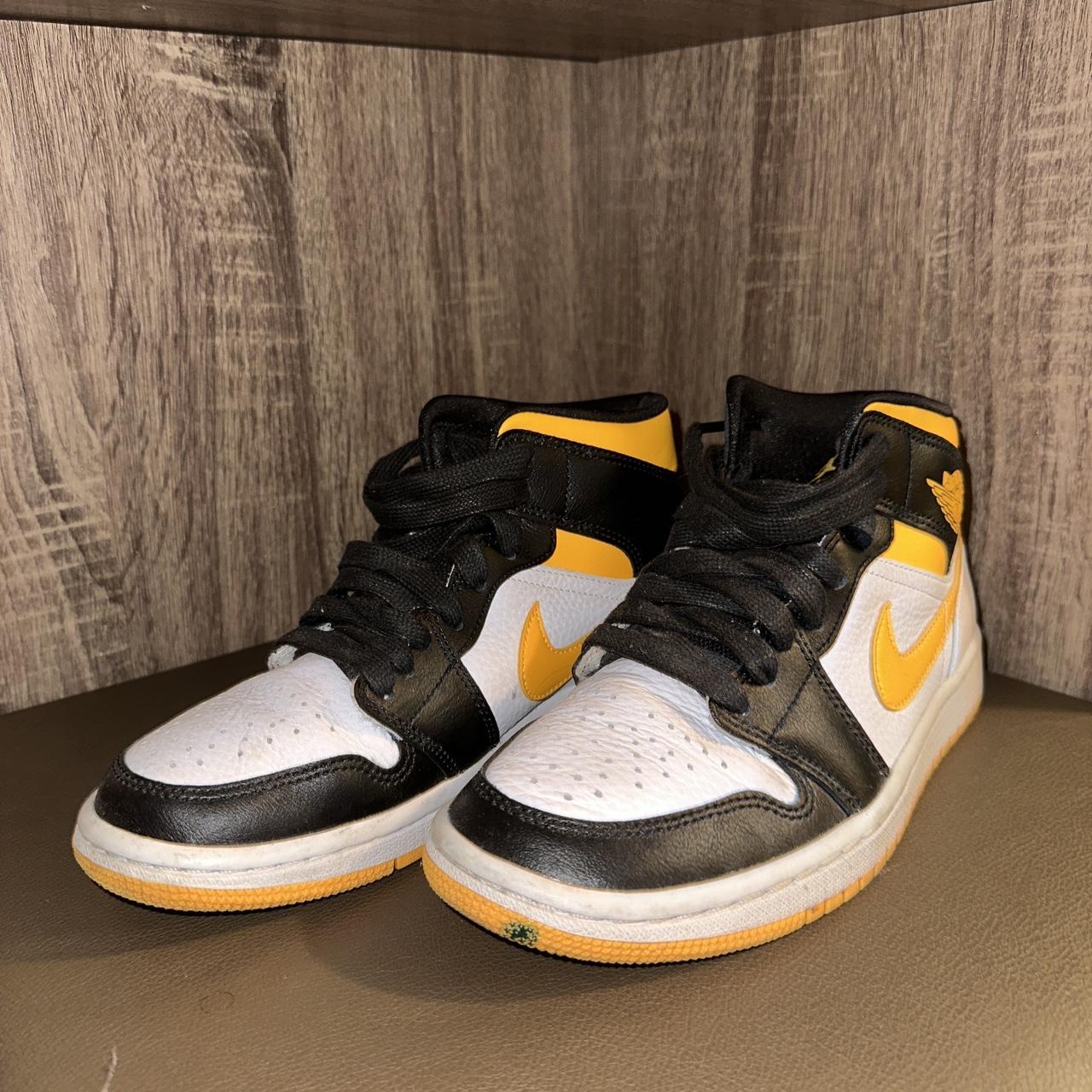 Black and yellow outlet jordan 1 womens