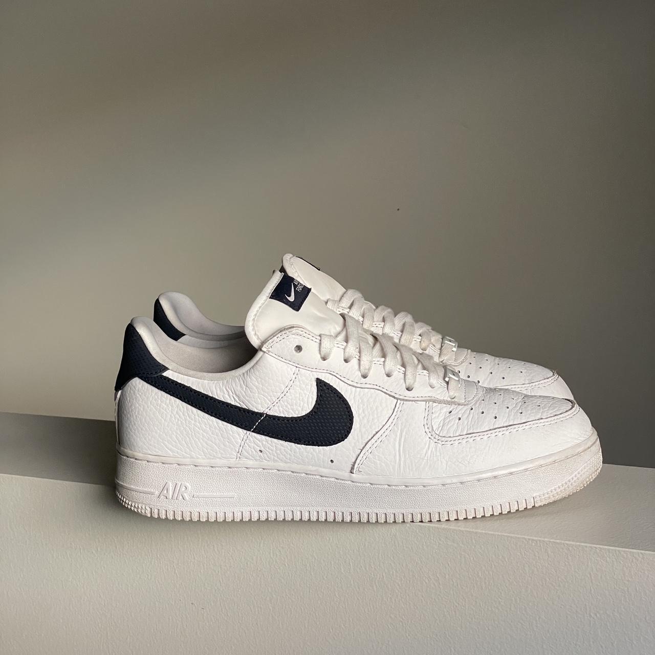 Nike Men's White and Navy Trainers | Depop