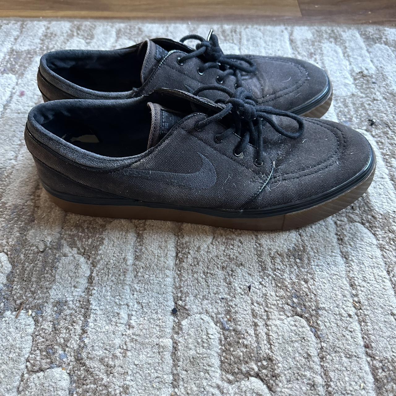 janoski black gumsole