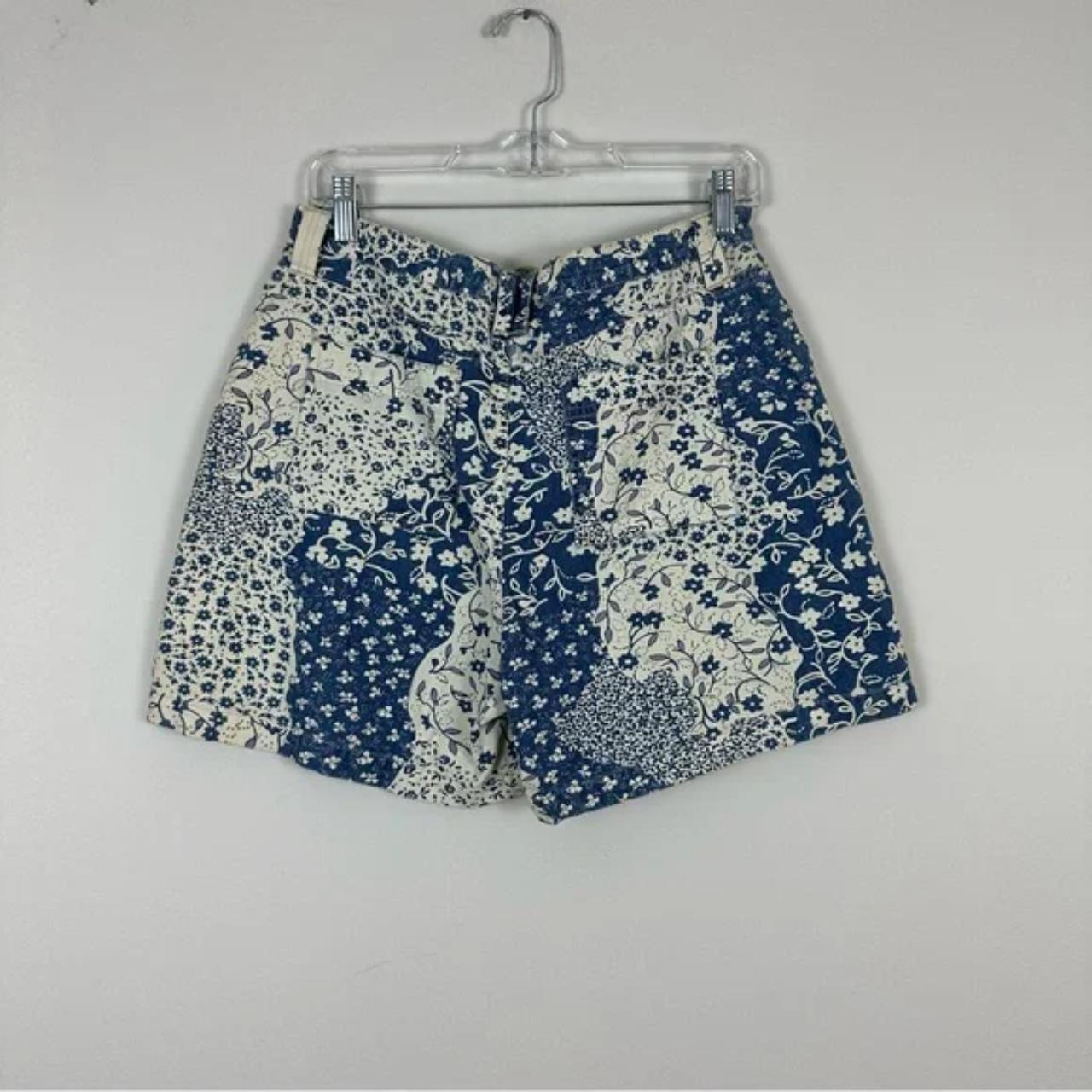 Gloria Vanderbilt Women's Blue and White Shorts | Depop