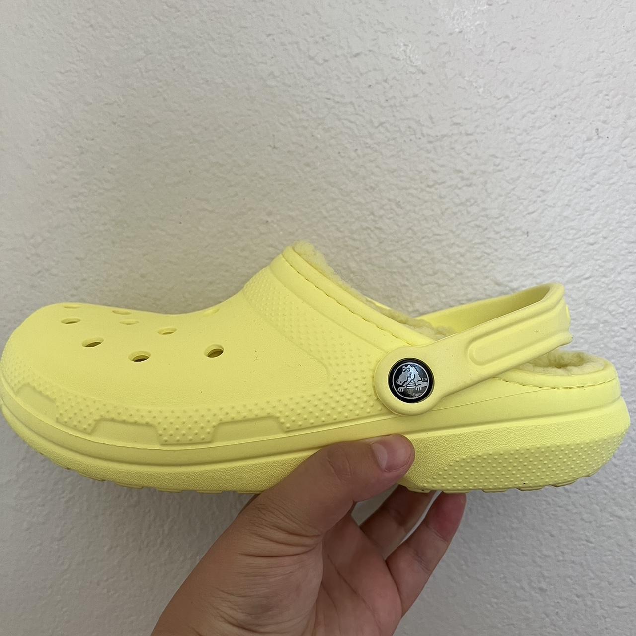 Yellow crocs discount with fur womens