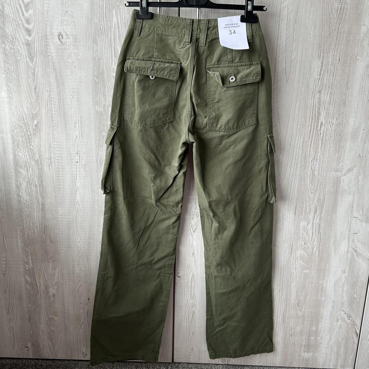 Bershka green straight leg cargos Size 34 (I’m a... - Depop