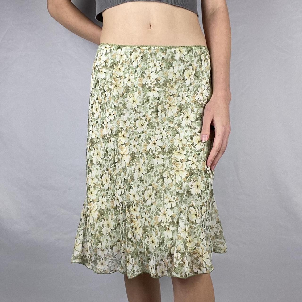 🌸Green floral skirt🌸 vintage green floral... Depop