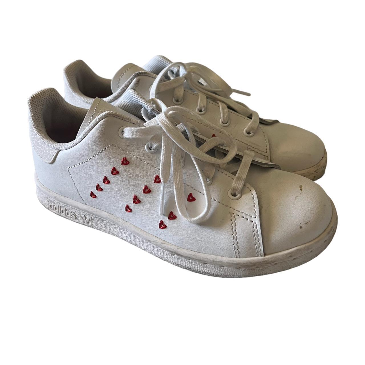 Stan smith 2025 heart shoes