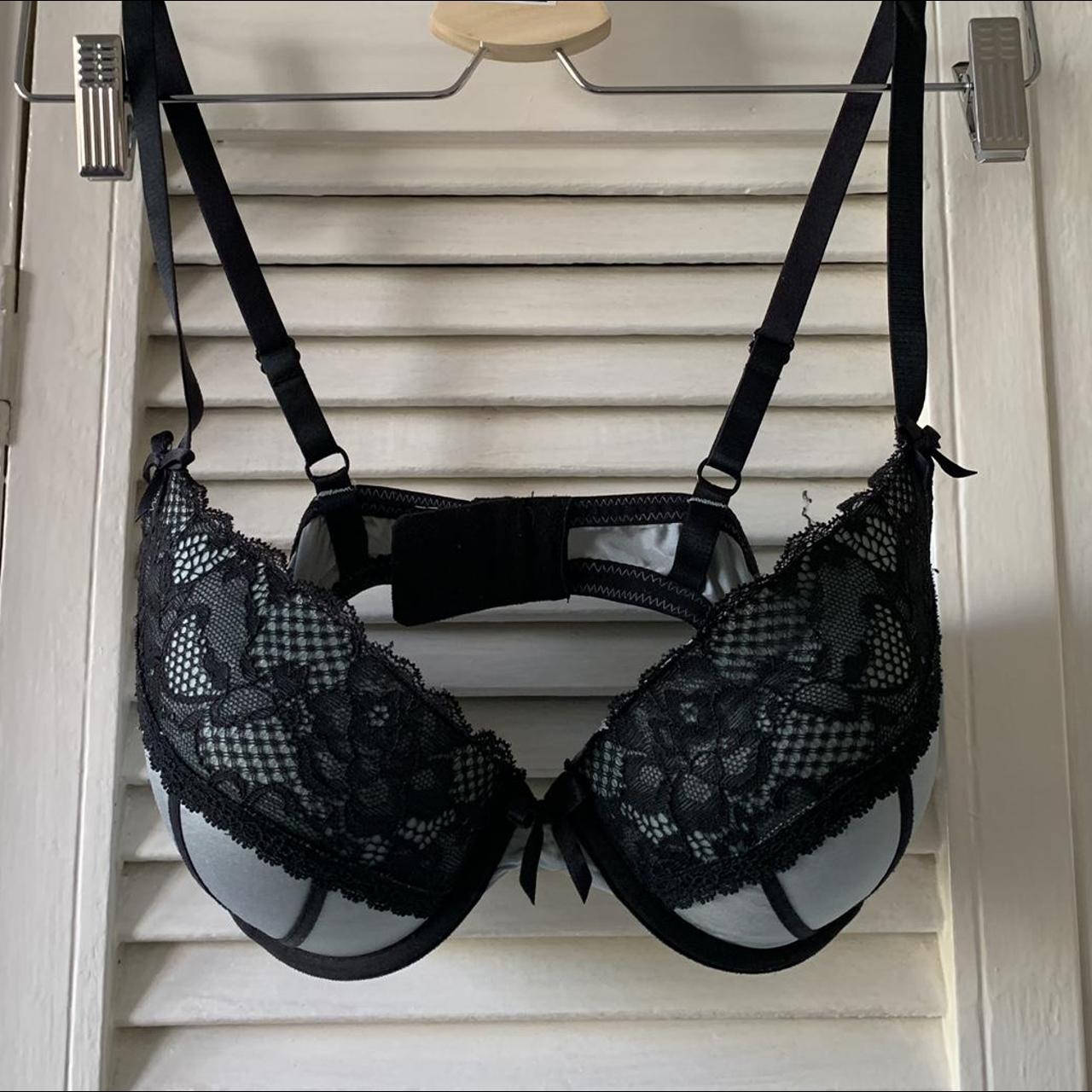 H&M Women's Black and Green Bra | Depop