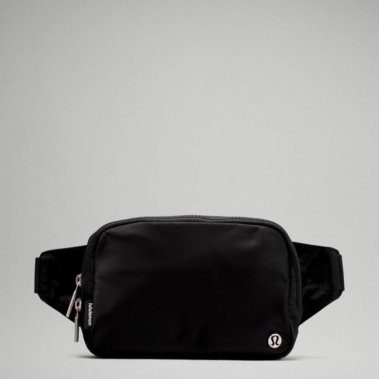 Lululemon everywhere good belt bag BLACK LOGO STRAP