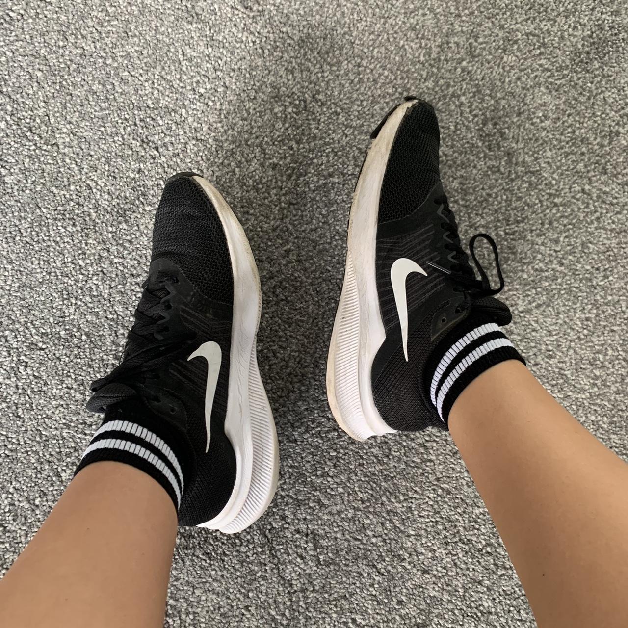 girls black and white nike trainers